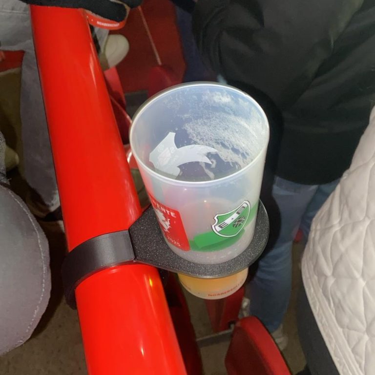 safe standing bekerhouder bevestigd aan reling