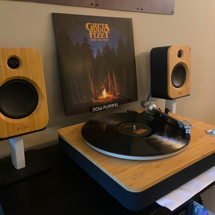 NOW PLAYING plaathouder